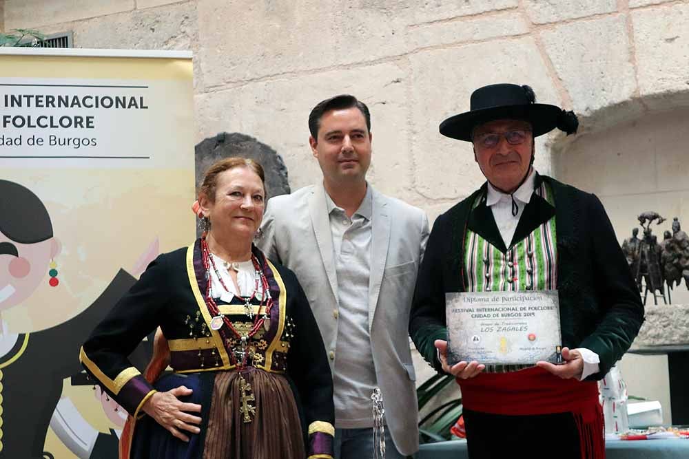 Fotos: Recepción de los participantes del 43º Festival Internacional de Folclore &#039;Ciudad de Burgos&#039; en el Palacio de Castilfalé