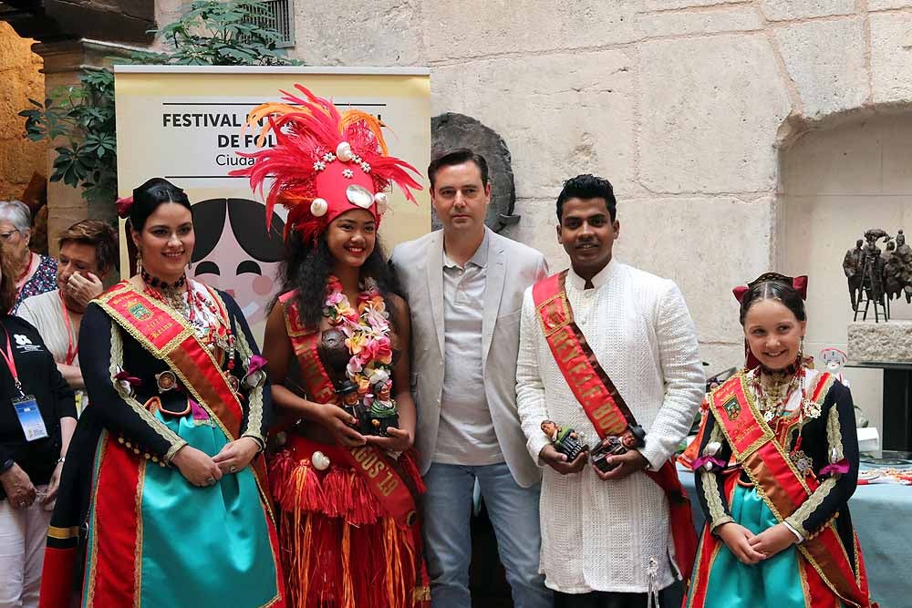 Fotos: Recepción de los participantes del 43º Festival Internacional de Folclore &#039;Ciudad de Burgos&#039; en el Palacio de Castilfalé