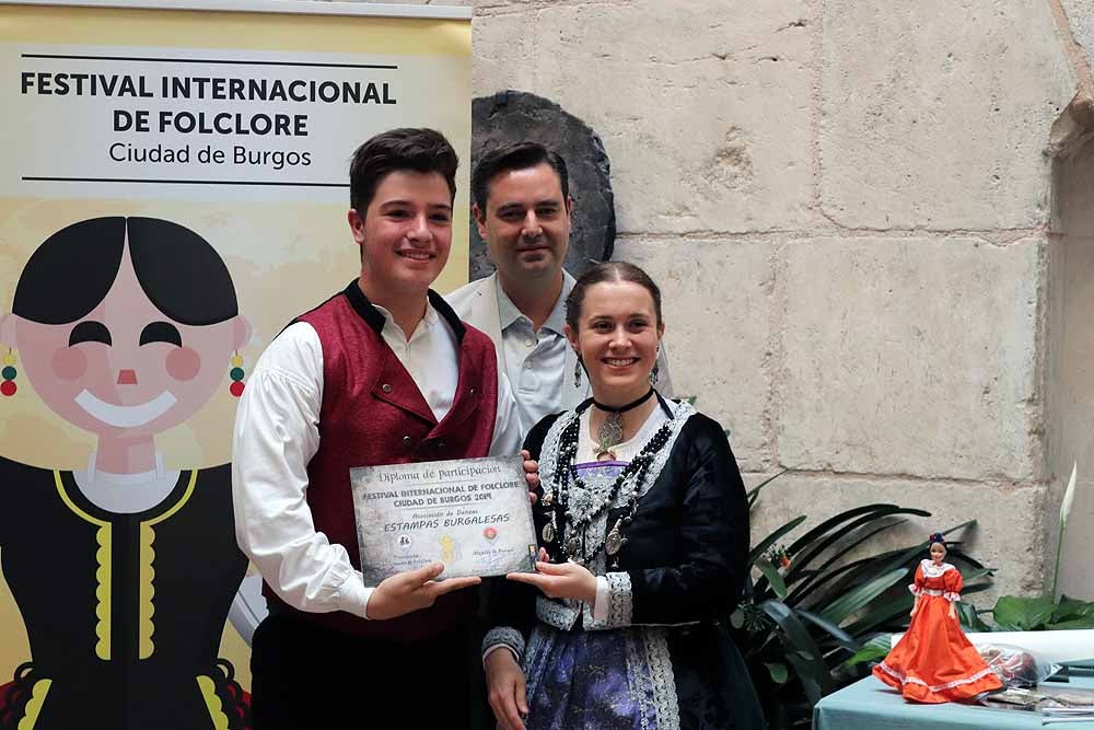 Fotos: Recepción de los participantes del 43º Festival Internacional de Folclore &#039;Ciudad de Burgos&#039; en el Palacio de Castilfalé