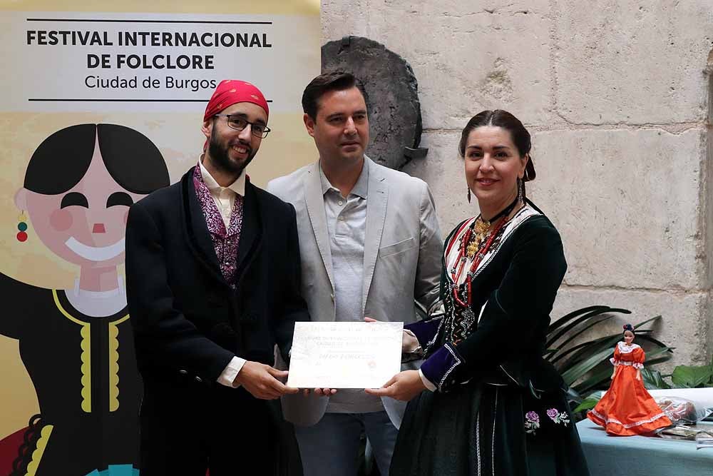 Fotos: Recepción de los participantes del 43º Festival Internacional de Folclore &#039;Ciudad de Burgos&#039; en el Palacio de Castilfalé