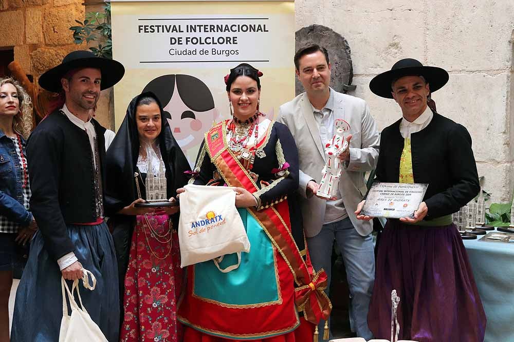 Fotos: Recepción de los participantes del 43º Festival Internacional de Folclore &#039;Ciudad de Burgos&#039; en el Palacio de Castilfalé