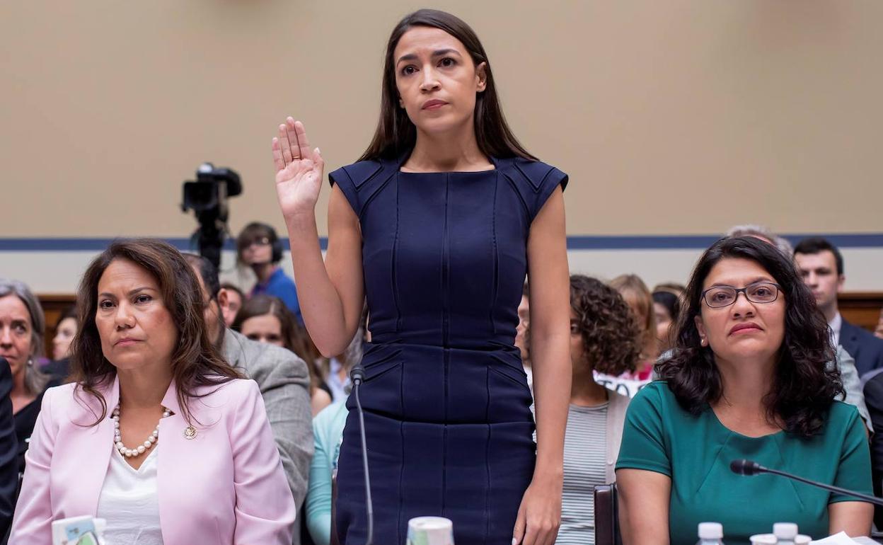 Veronica Escobar (i), Ocasio-Cortez (c) y Rashida Tlaib. 