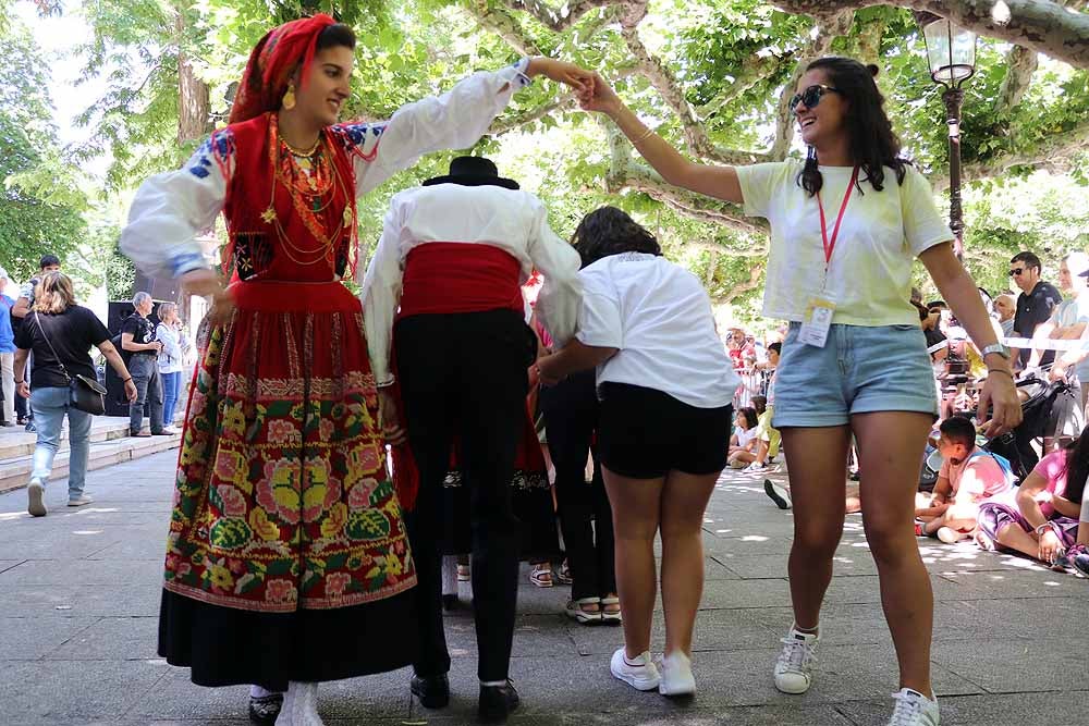 Fotos: El Festival de Folclore &#039;Ciudad de Burgos&#039; anima El Espolón a ritmo de danza portuguesa