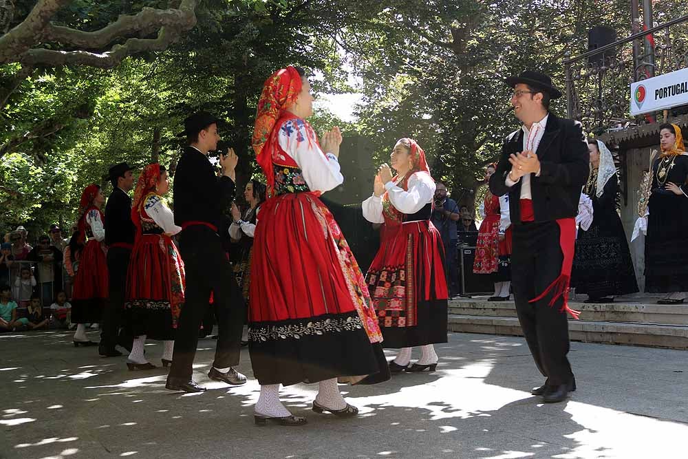 Fotos: El Festival de Folclore &#039;Ciudad de Burgos&#039; anima El Espolón a ritmo de danza portuguesa