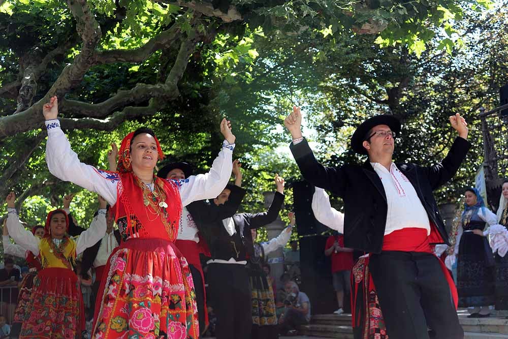 Fotos: El Festival de Folclore &#039;Ciudad de Burgos&#039; anima El Espolón a ritmo de danza portuguesa