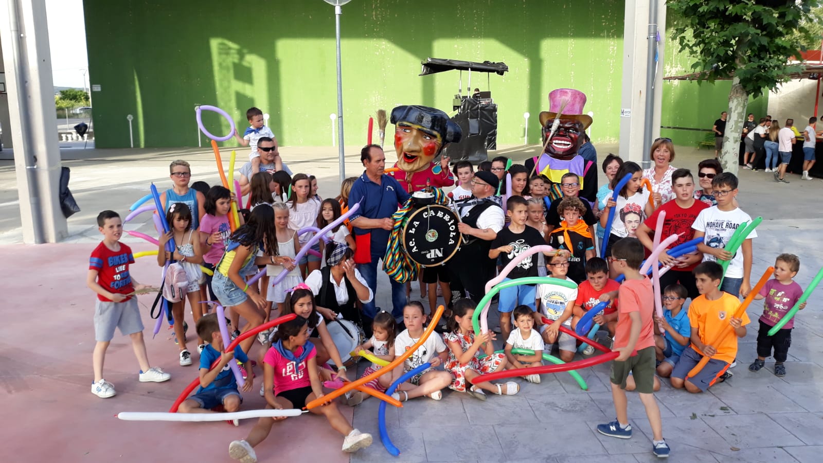 Niños disfrutando de las fiestas de Rioseras