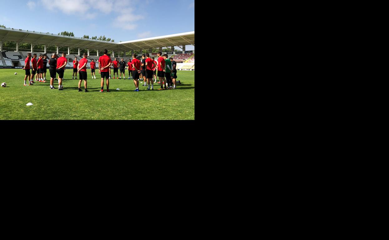 Los jugadores atienden las explicaciones de su entrenador Fernando Estévez. 