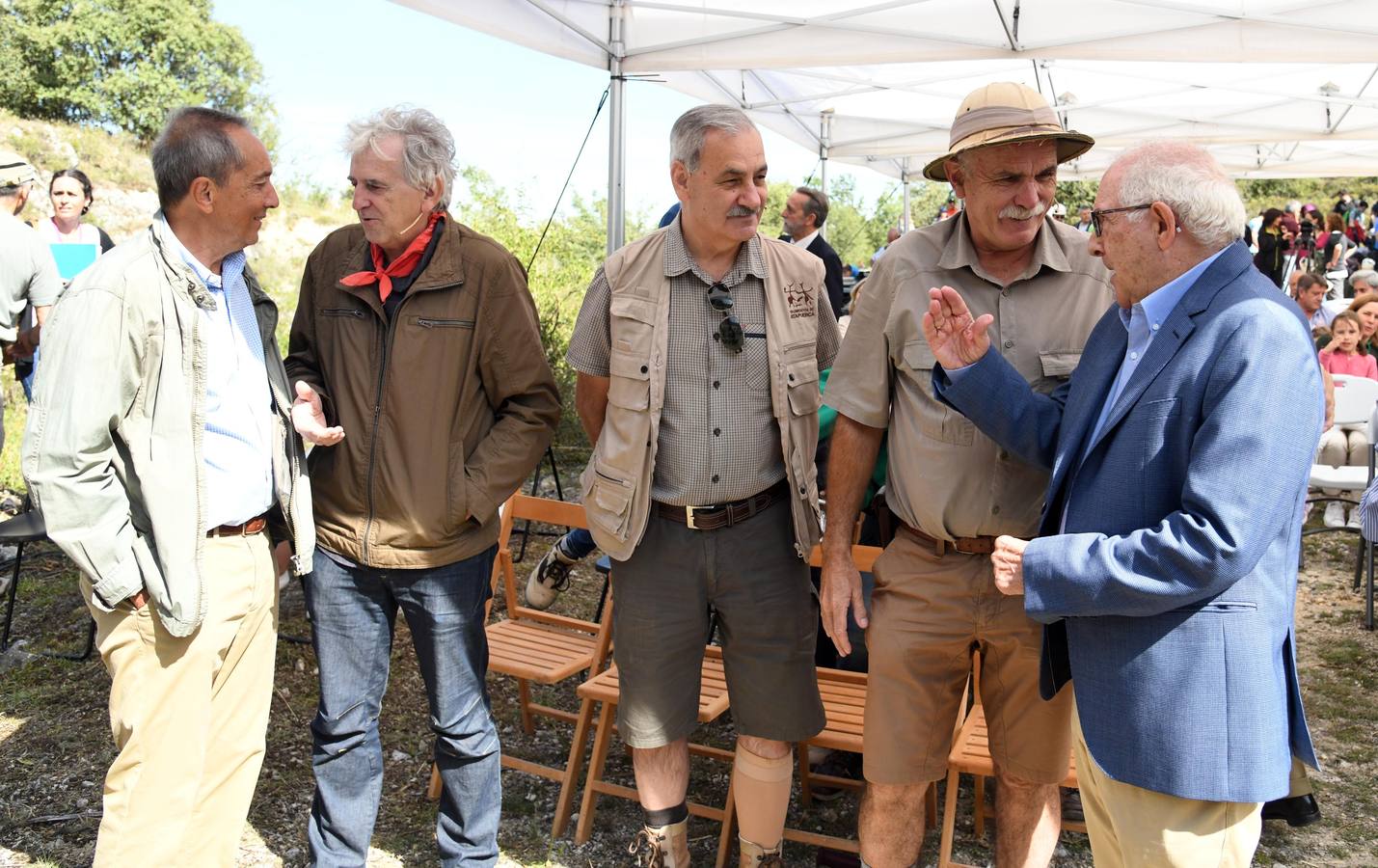 Burgos. Entrega de Premios Evolución 2019. Los premiados, el catedrático de Prehistoria de la Universidad de Valladolid, Germán Delibes (i) y al que fue director de la Obra Social y Cultural de Caja de Burgos, Ángel Ramos (d), charlan con los tres coodirectores de los Yacimientos de Atapuerca, Eudald Carbonell (2d), Juan Luis Arsuaga (2i), y José María Bermúdez de Castro (d).