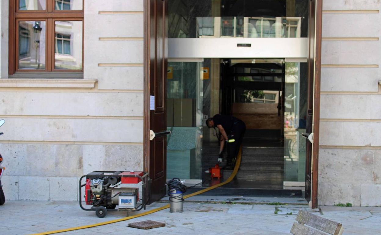 Los Bomberos de Burgos han tenido que acudir a achicar el agua de los sótanos. 