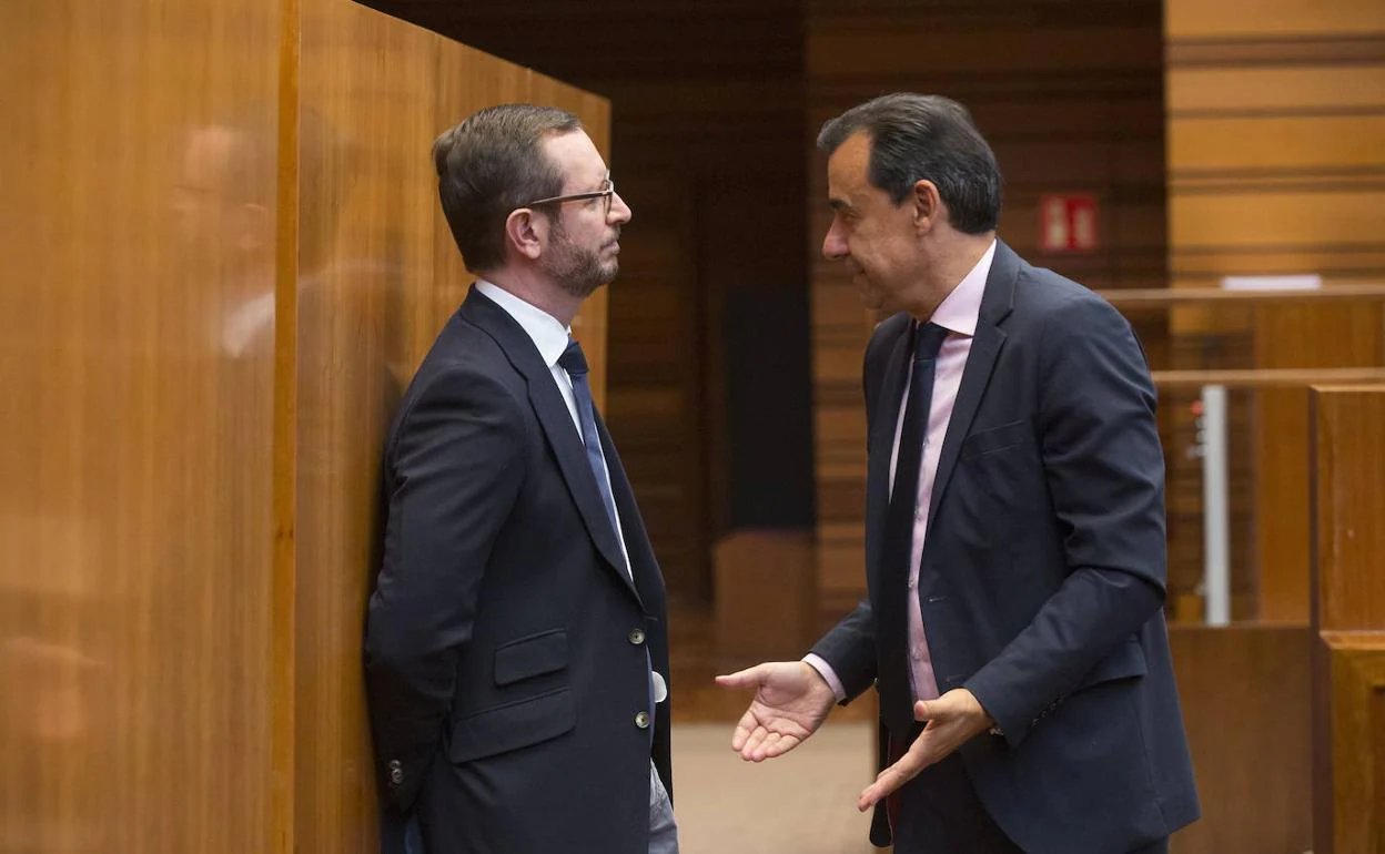 Javier Maroto (izda.) charla con el senador zamorano Martínez Maíllo en las Cortes, tras la investidura del presidente Mañueco.