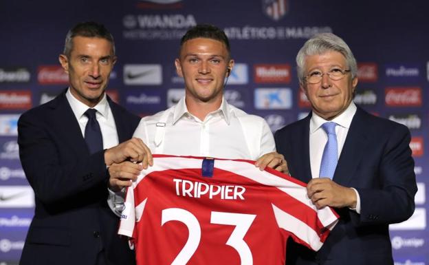 Kieran Trippier, con la camiseta del Atlético, junto a Enrique Cerezo (d). 