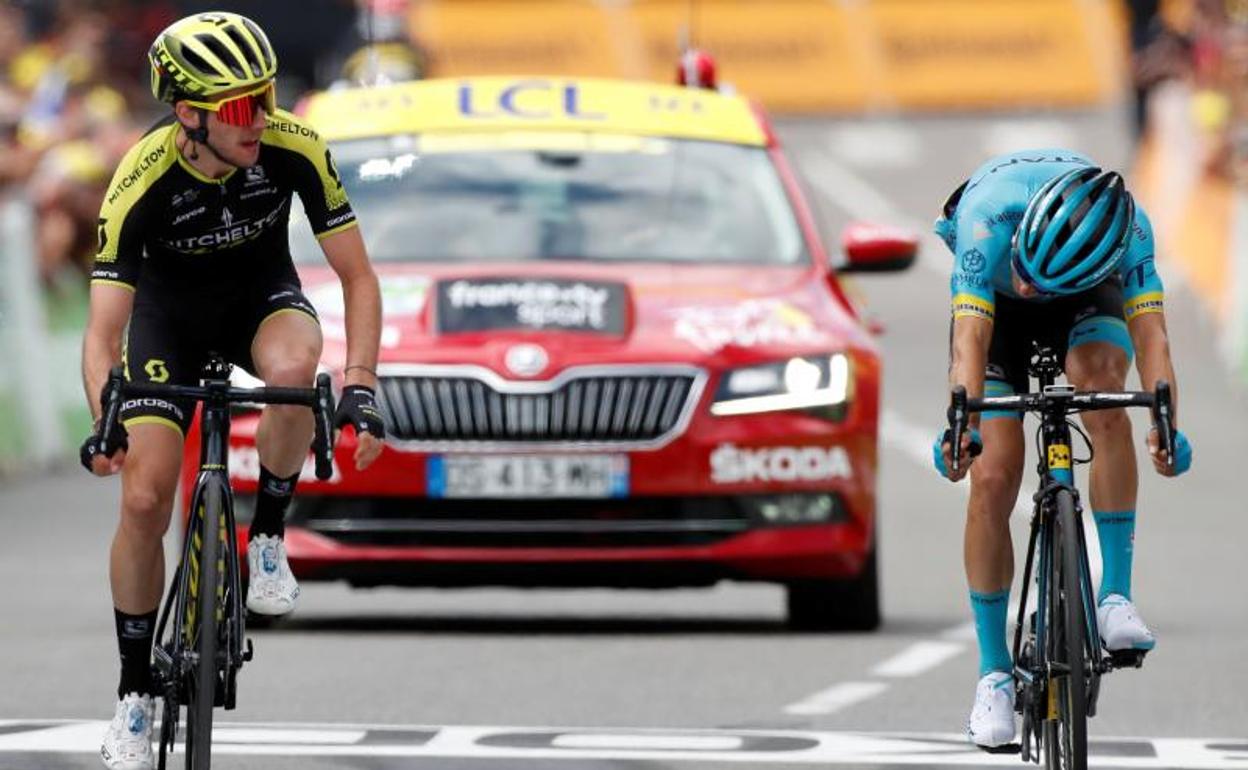 Simon Yates (i) gana la duodécima etapa del Tour decidida al sprint. 