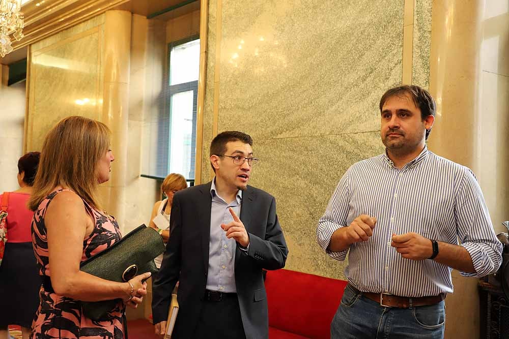 El pleno del Ayuntamiento de Burgos ha dejado imágenes de la tensión entre los grupos municipales, recriminaciones y alguna bronca