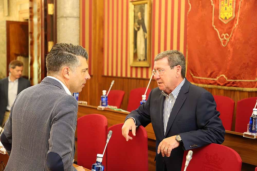 El pleno del Ayuntamiento de Burgos ha dejado imágenes de la tensión entre los grupos municipales, recriminaciones y alguna bronca