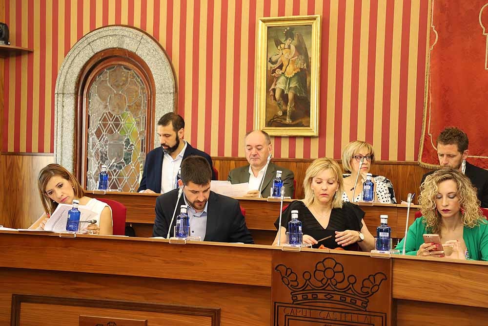 El pleno del Ayuntamiento de Burgos ha dejado imágenes de la tensión entre los grupos municipales, recriminaciones y alguna bronca