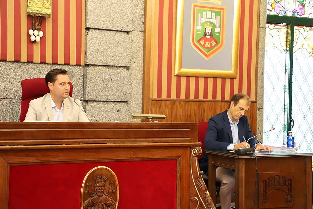 El pleno del Ayuntamiento de Burgos ha dejado imágenes de la tensión entre los grupos municipales, recriminaciones y alguna bronca