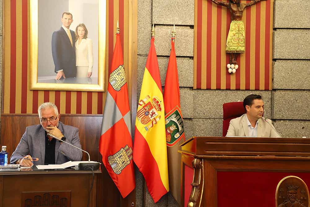 El pleno del Ayuntamiento de Burgos ha dejado imágenes de la tensión entre los grupos municipales, recriminaciones y alguna bronca