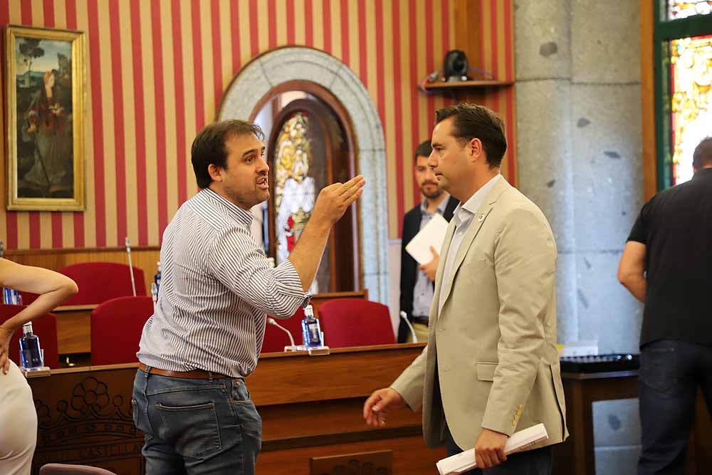 El pleno del Ayuntamiento de Burgos ha dejado imágenes de la tensión entre los grupos municipales, recriminaciones y alguna bronca