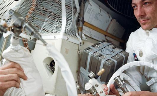 John L. Swigert, durante la reparación del sistema de depuración del CO2.