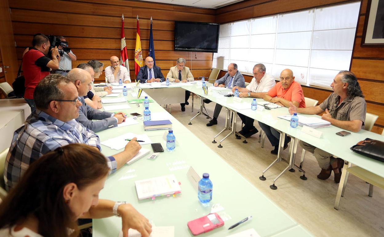 El consejero de Agricultura, Ganadería y Desarrollo Rural, Jesús Julio Carnero, preside el Consejo Agrario de Castilla y León. 