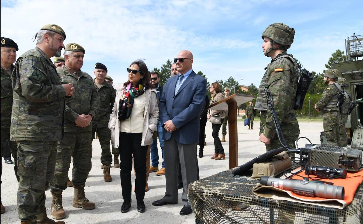 La ministra de Defensa en funciones, Margarita Robles, visita la base 'Cid Campeador'. 