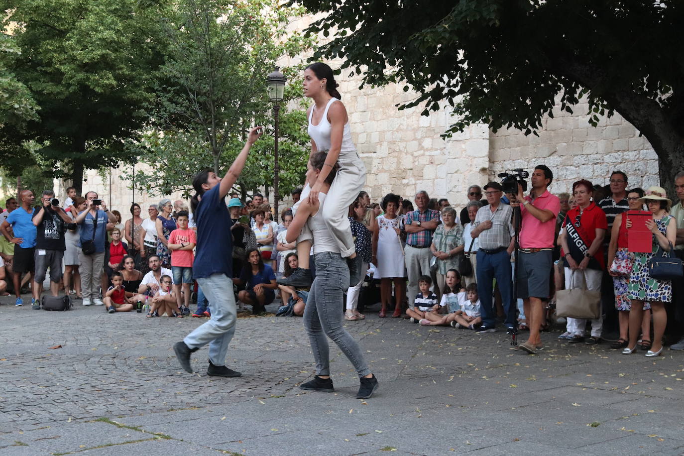 Los coreográfos Erick Jiménez, Elvi Balboa, Klevis Elmazaj e Ildar Tagirov han participado en la sección Danza en el Camino del XVIII Certamen de Coreografía Burgos - Nueva York, que se ha desarrollado entre Redecilla del Camino, San Juan de Ortega, Castrojeriz y Burgos