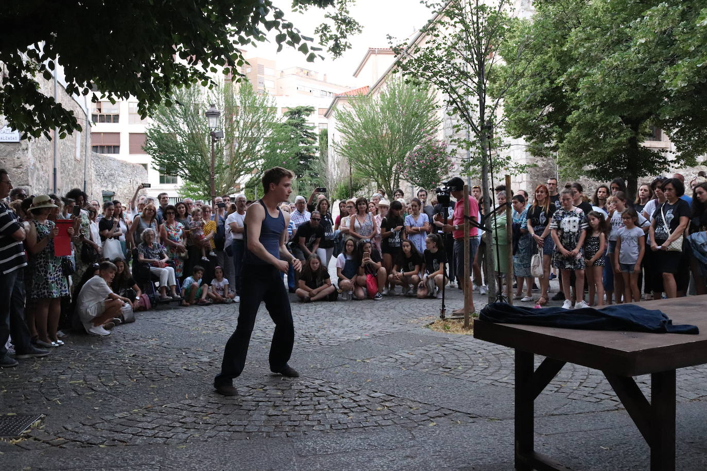 Los coreográfos Erick Jiménez, Elvi Balboa, Klevis Elmazaj e Ildar Tagirov han participado en la sección Danza en el Camino del XVIII Certamen de Coreografía Burgos - Nueva York, que se ha desarrollado entre Redecilla del Camino, San Juan de Ortega, Castrojeriz y Burgos