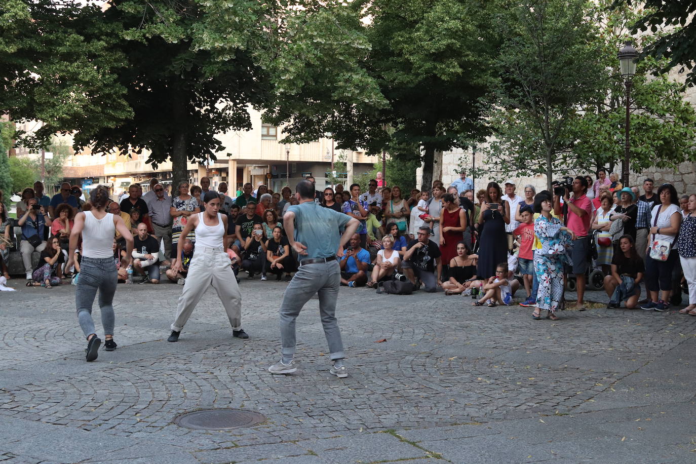 Los coreográfos Erick Jiménez, Elvi Balboa, Klevis Elmazaj e Ildar Tagirov han participado en la sección Danza en el Camino del XVIII Certamen de Coreografía Burgos - Nueva York, que se ha desarrollado entre Redecilla del Camino, San Juan de Ortega, Castrojeriz y Burgos