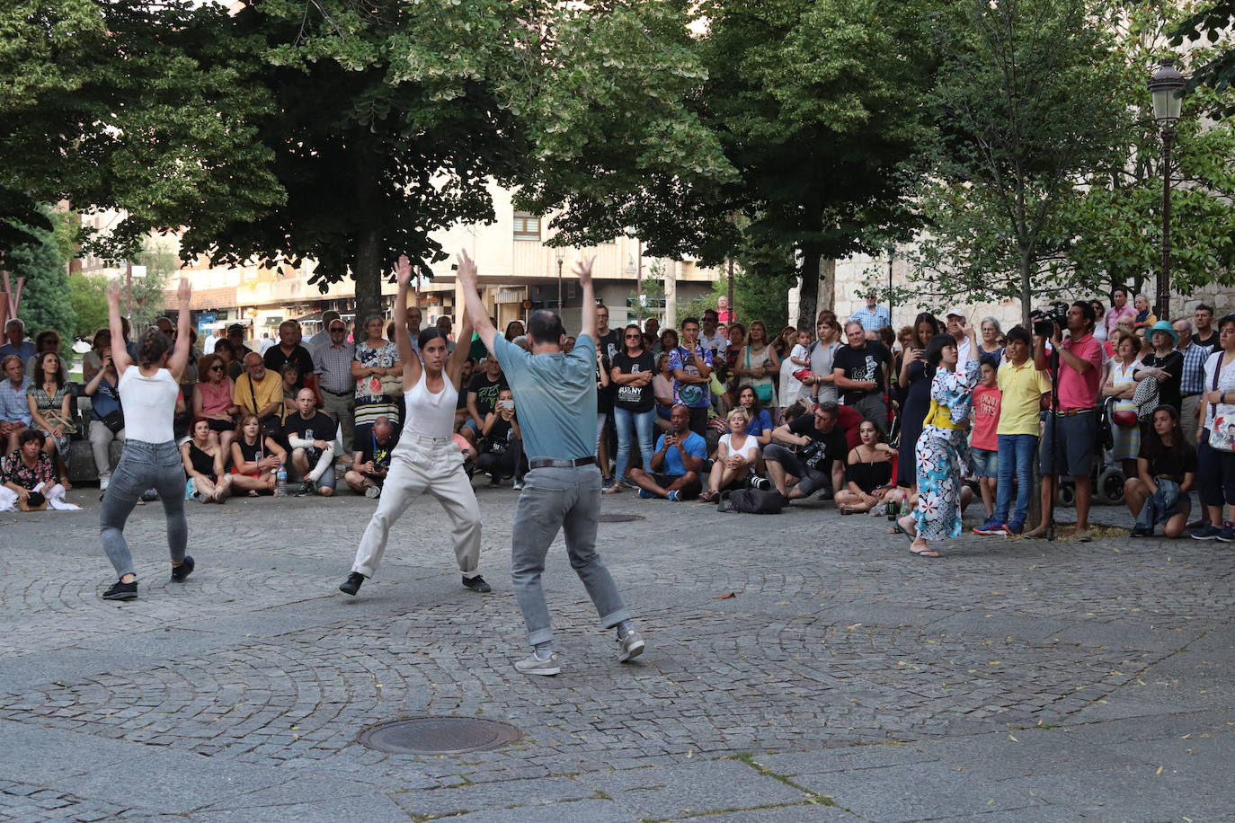 Los coreográfos Erick Jiménez, Elvi Balboa, Klevis Elmazaj e Ildar Tagirov han participado en la sección Danza en el Camino del XVIII Certamen de Coreografía Burgos - Nueva York, que se ha desarrollado entre Redecilla del Camino, San Juan de Ortega, Castrojeriz y Burgos