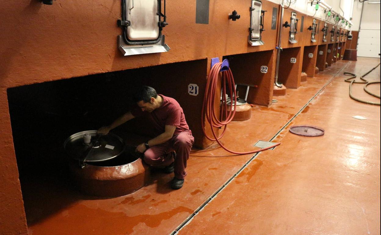 Limpieza de los depósitos de vino en las bodegas arandinas. 