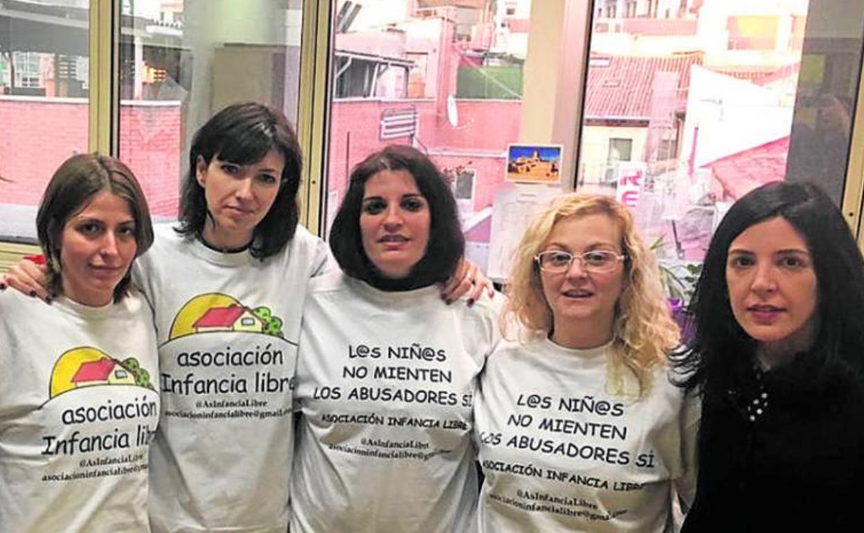 Madres de la Asociación Infancia Libre junto a senadoras de Podemos, en 2017.