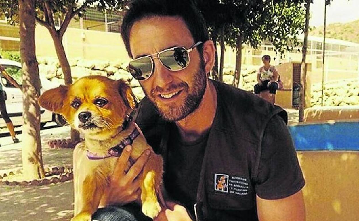 Dani Rovira con su perro Buyo.