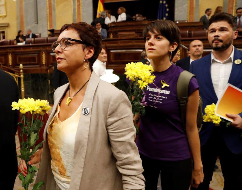 Los diputados de ERC entran al Congreso con flores amarillas.