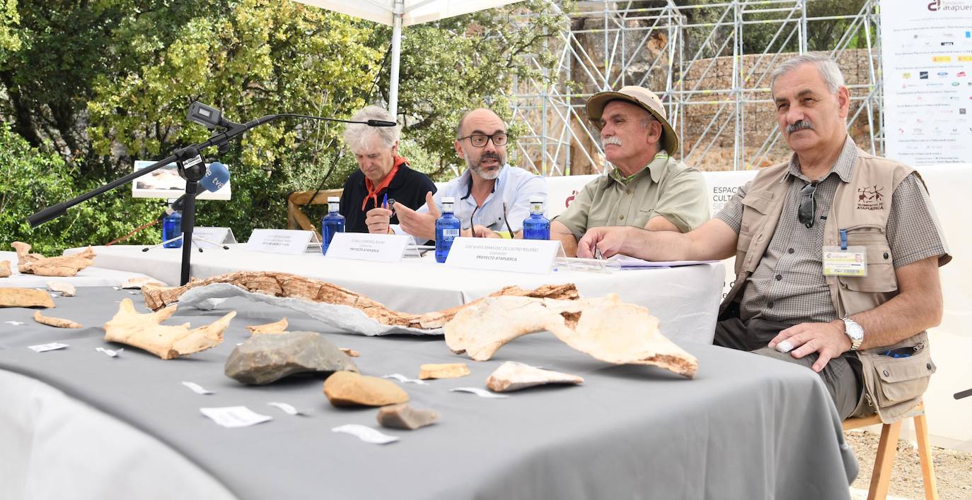 La campaña de excavaciones de los yacimientos burgaleses de la Sierra de Atapuerca ha concluido con nuevos hallazgos atribuidos a neandertales en el yacimiento de Cueva Fantasma, que confirman la confluencia de hasta cuatro especies humanas en el enclave, según se ha puesto de manifiesto durante el balance de los trabajos estivales.