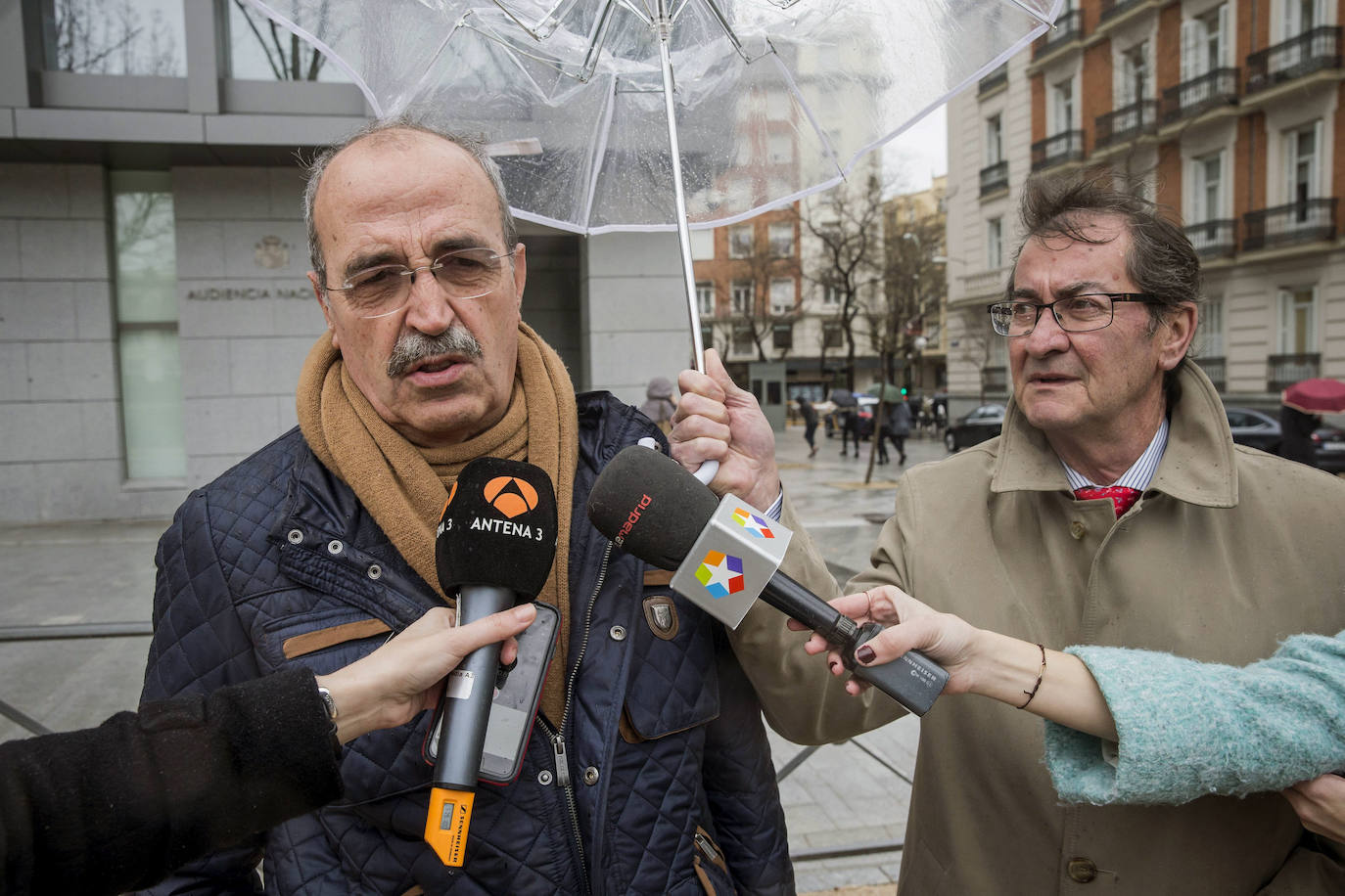 Antonio Salvá (padre de Diego Salvá) y José Antonio Sáenz de Tejada (padre de Carlos Sáenz de Tejada) se quejan ante la Audiencia Nacional por la desidia con respecto a la investigación del atentado de Mallorca en el que asesinaron a sus hijos. 