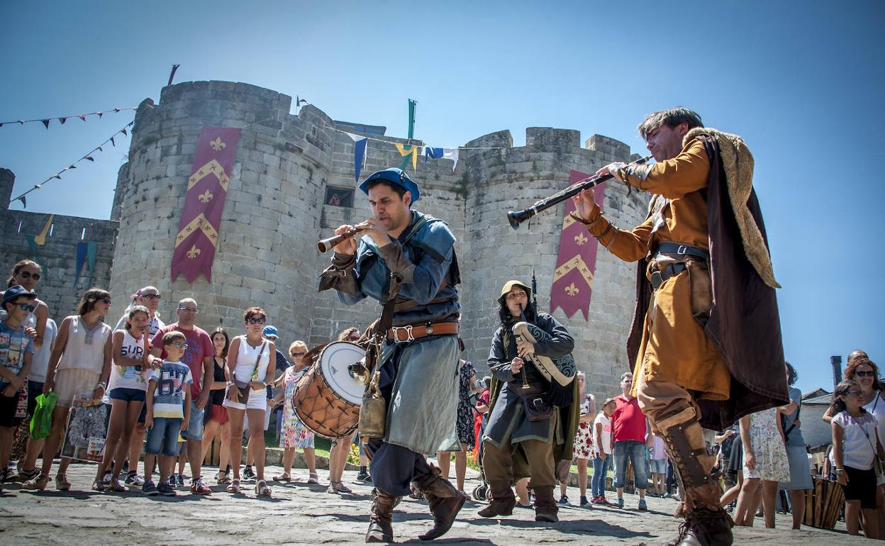 Mercado medieval de Puebla de Sanabria, cita que se celebra a mediados de agosto. 