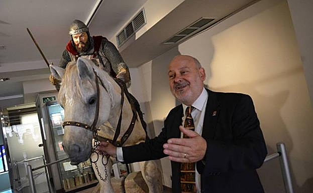 Juan José García, durante la inauguración de la estatua del Cid Campeador.