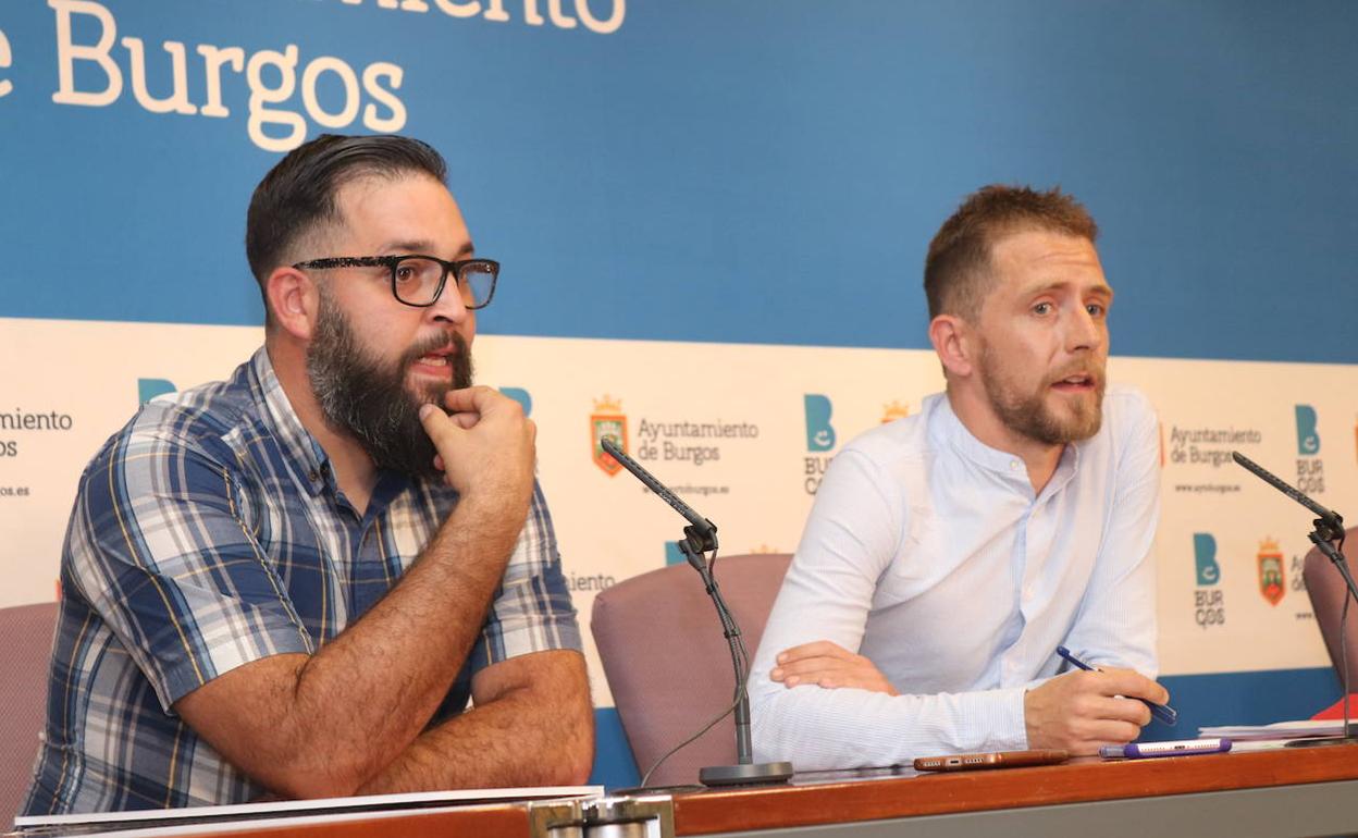 Uno de los socios de 'La Máquina del Ruido', Santiago Mancho, acompañado del concejal de Juventud, Josué Temiño. 