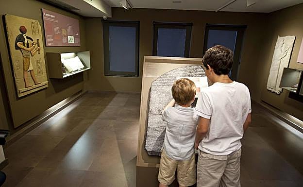 Dos niños miran la exposición del Museo del Libro en julio de 2010.