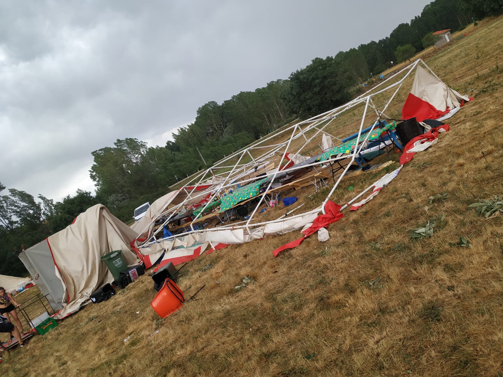 El grupo de Scouts de San Pedro y San Felices sufre las consecuencia de una gran tormenta que ha destrozado tiendas de campaña, carpas y enseres personales en Cascajares de la Sierra | Una niña sufrió un esguince en una muñeca