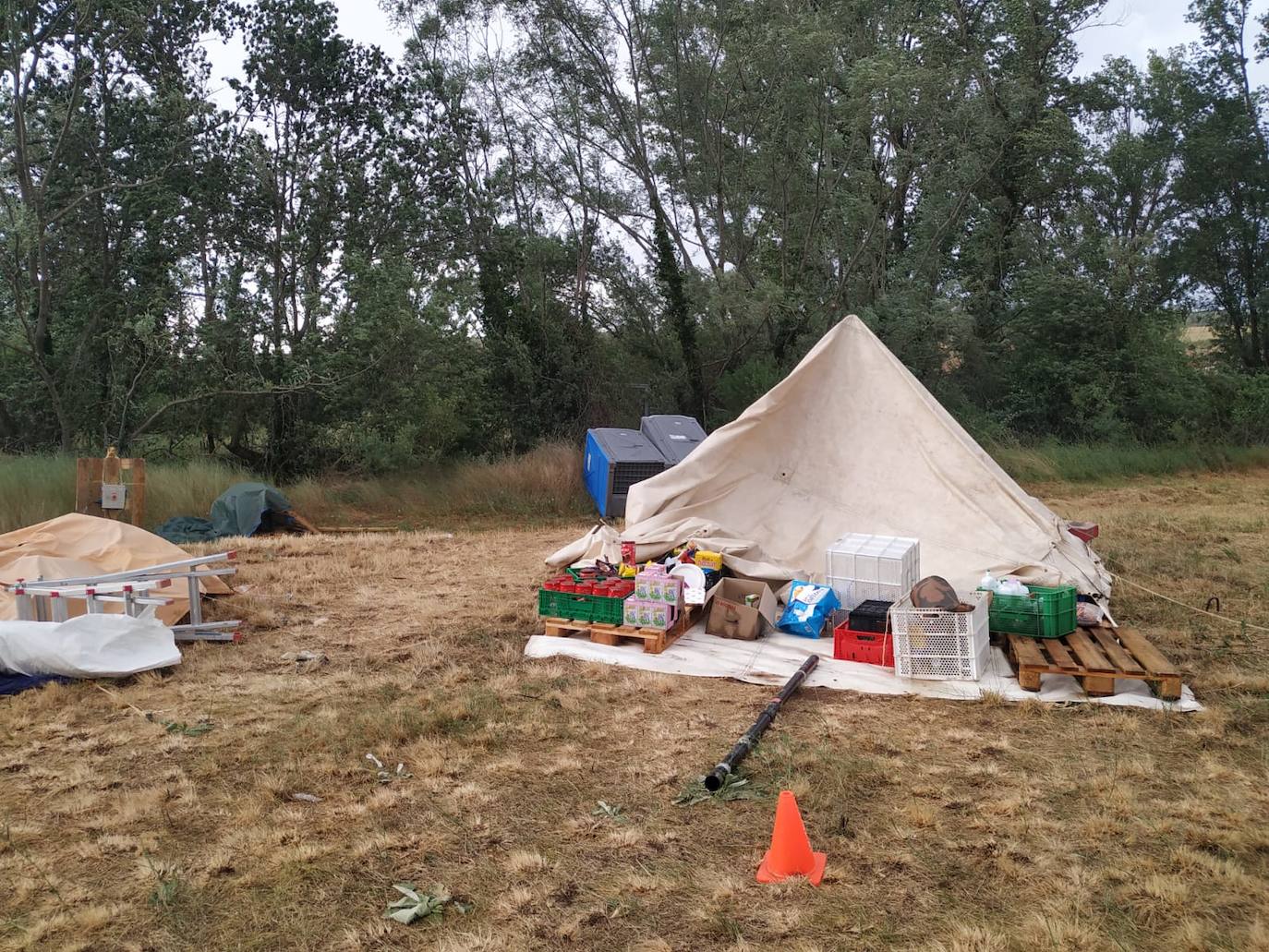 El grupo de Scouts de San Pedro y San Felices sufre las consecuencia de una gran tormenta que ha destrozado tiendas de campaña, carpas y enseres personales en Cascajares de la Sierra | Una niña sufrió un esguince en una muñeca