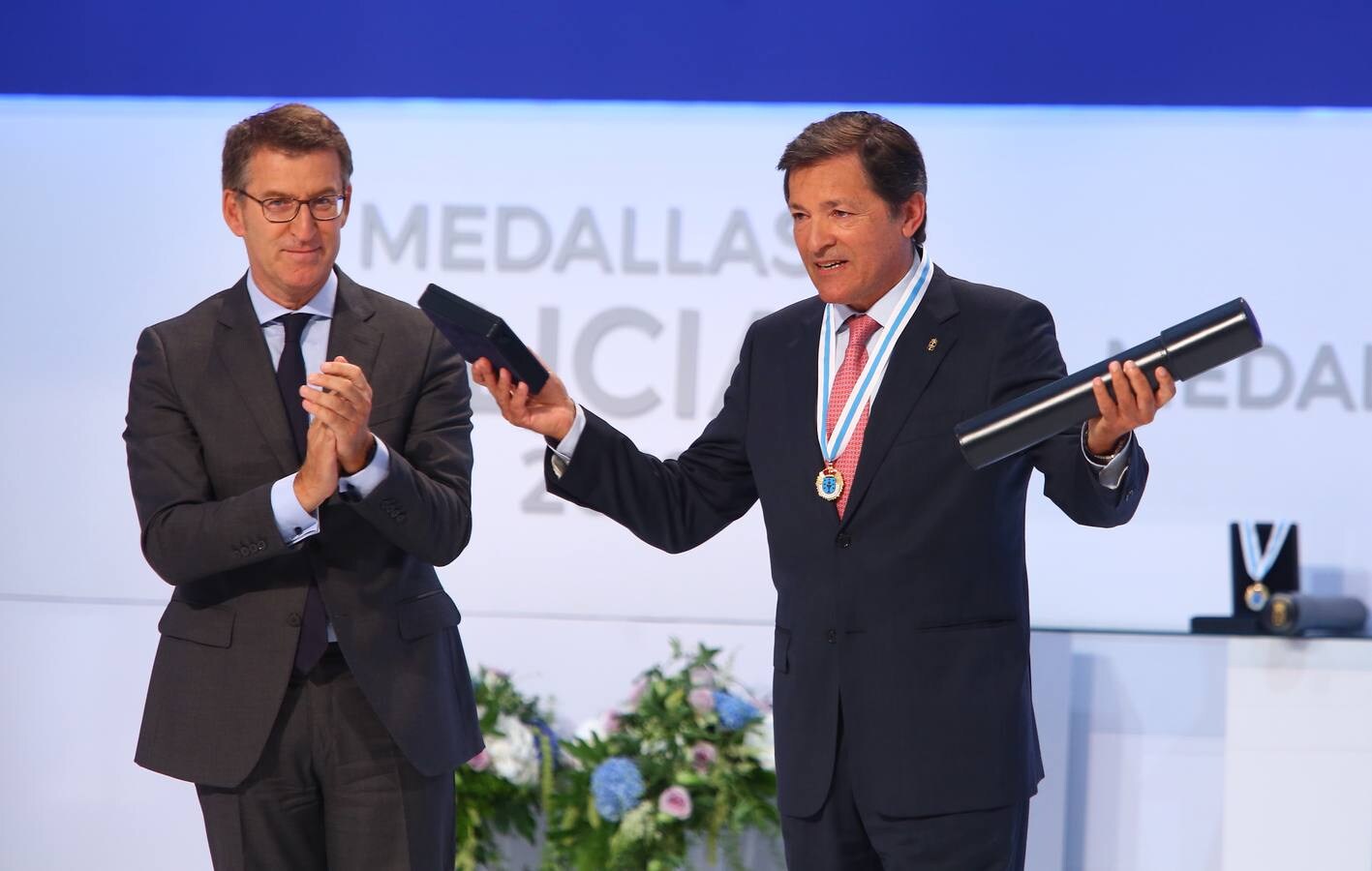 El expresidente del Principado de Asturias, Javier Fernández (d), recibe la Medalla de Oro de Galicia de manos del presidente de la Xunta de Galicia, Alberto Núñez Feijoo (i).