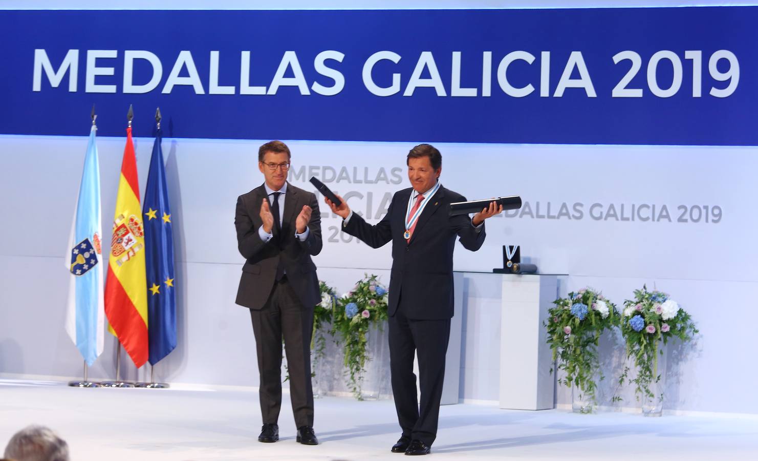 El expresidente del Principado de Asturias, Javier Fernández (d), recibe la Medalla de Oro de Galicia de manos del presidente de la Xunta de Galicia, Alberto Núñez Feijoo (i).