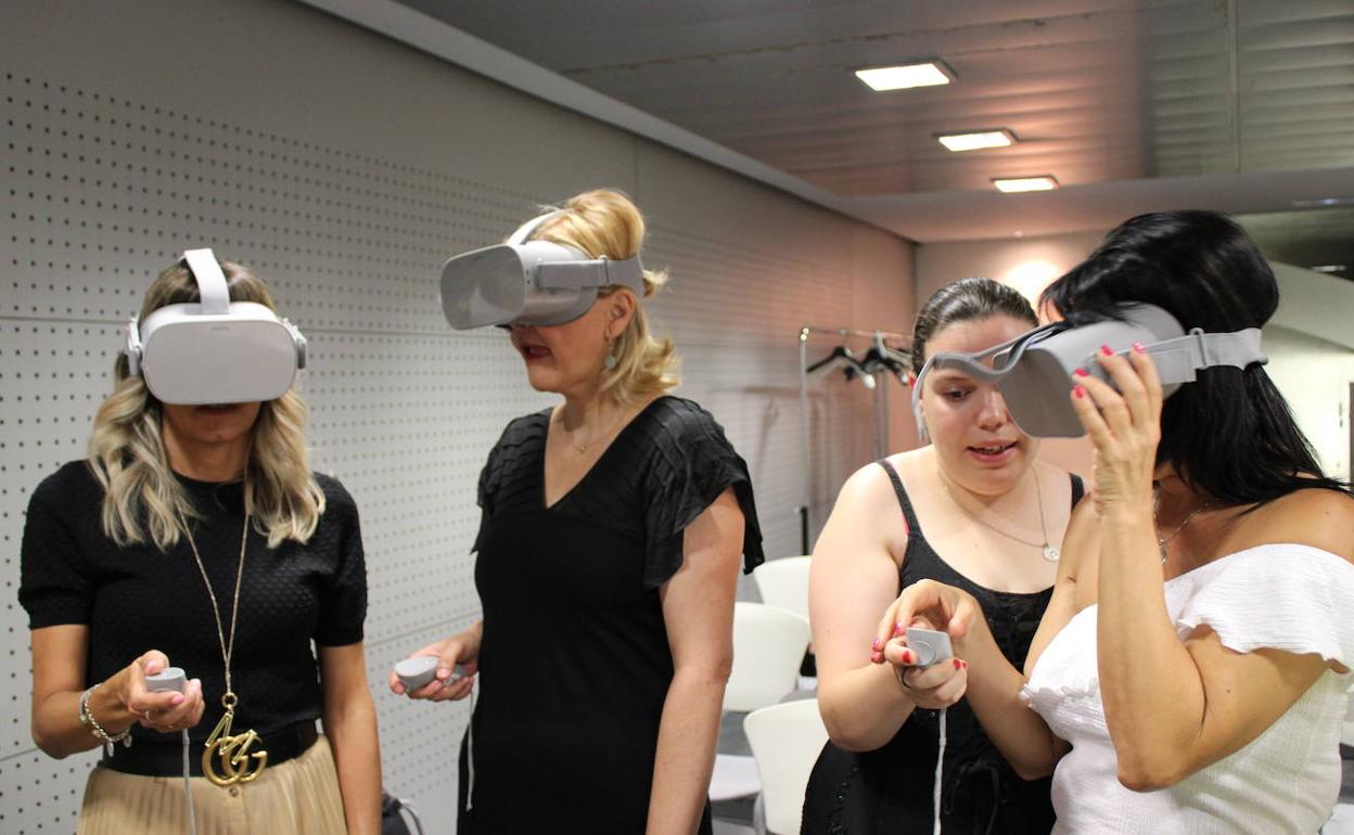 Imágen de usuarios provando las gafas de realidad virtual. 