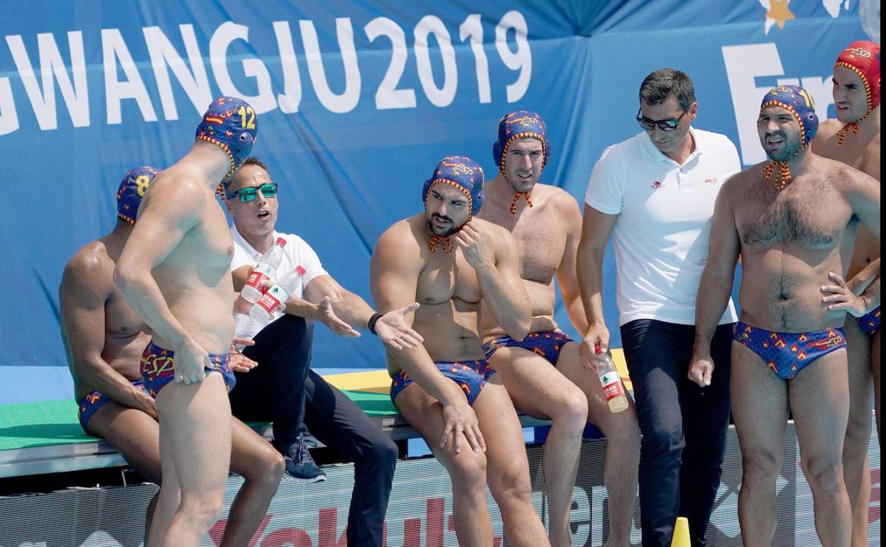 El seleccionador español, David Martín, da instrucciones a los juagdores. 