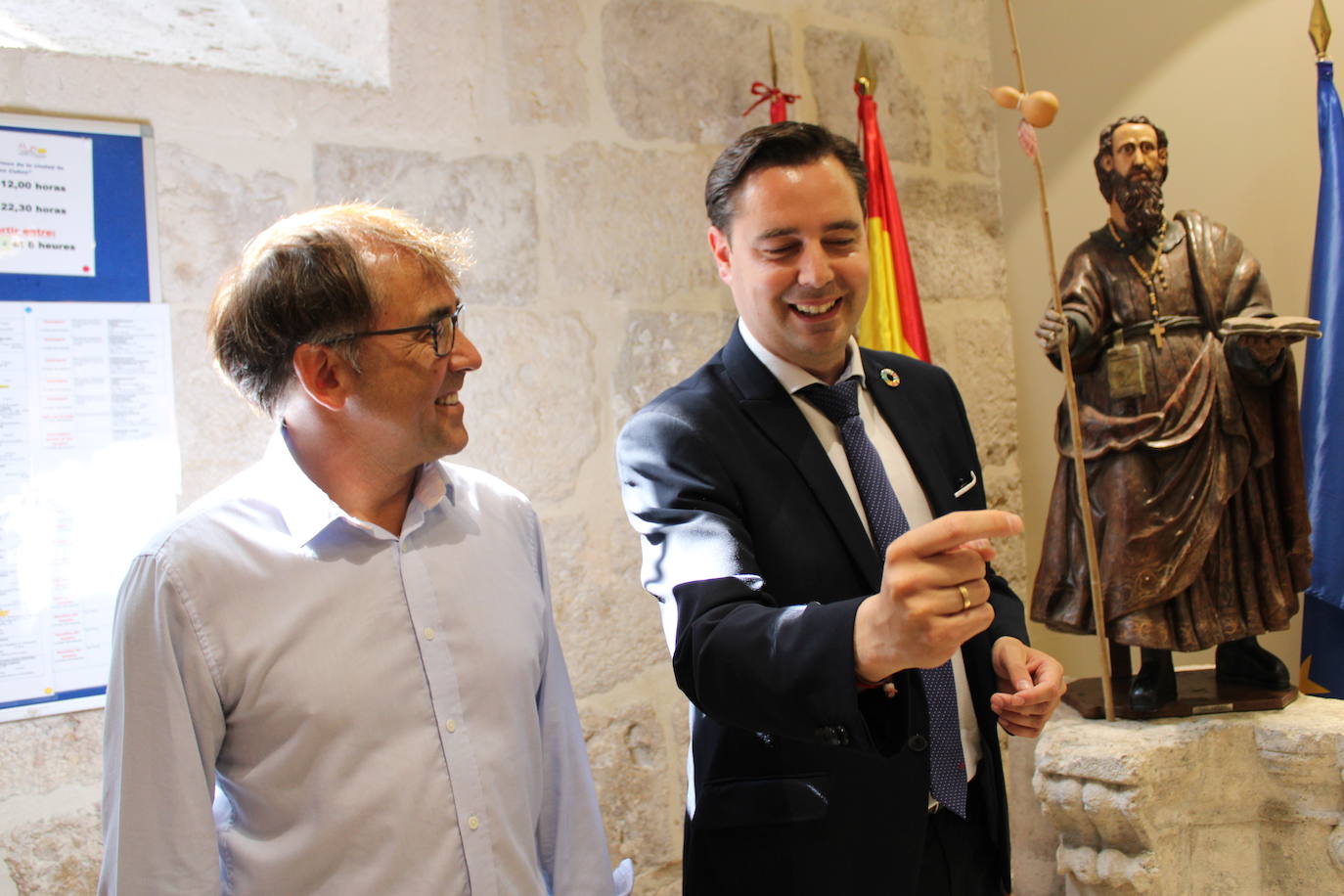 Jesús Aguirre y Daniel de la Rosa en el albergue de peregrinos de Burgos