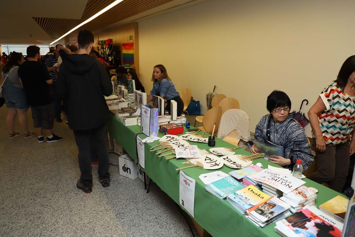 Cientos de personas participan en la novena edición de las Jornadas del Manga y el Ocio Alternativo.