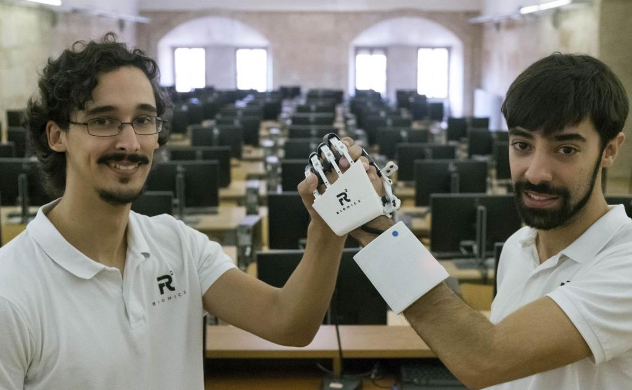 Rubén Martín García (I), ingeniero informático y profesor de la Upsa y Ramiro Sánchez Torres, ingeniero informático e investigador, son los creadores del prototipo 'In my hand', un exoesqueleto biónico que permite recuperar la movilidad de la mano. 