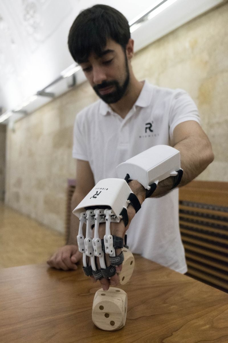 Dos investigadores de Salamanca diseñan el exoesqueleto biónico 'In my hand' que permite realizar actividades rutinarias y rehabilitación a personas con pérdida de movilidad en la mano
