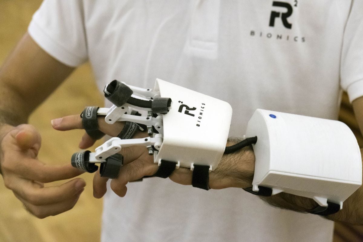 Dos investigadores de Salamanca diseñan el exoesqueleto biónico 'In my hand' que permite realizar actividades rutinarias y rehabilitación a personas con pérdida de movilidad en la mano
